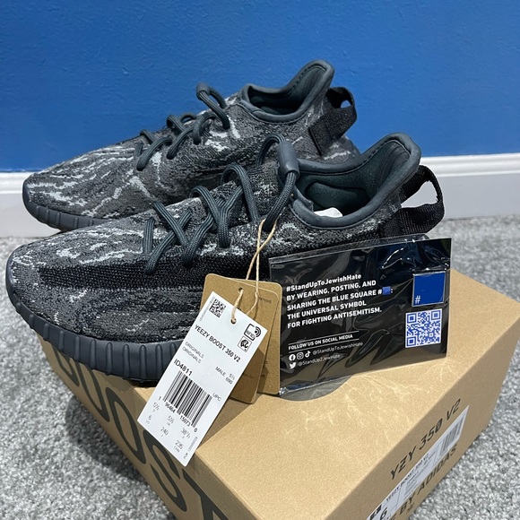 YZY BOOST SNEAKERS SIZE 6 - Picture 3 of 9